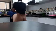 Reproducir Hermanastra latina con curvas no puede resistirse a la polla de un joven en la cocina, parte 2