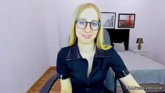 Reproducir Las pequeñas tetas de la nena rubia europea expuestas en la cámara web