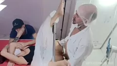 Reproducir ¡Nena sumisa crema durante el examen médico por toro!