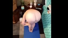 تشغيل يوغا الصباح المشاغب: Big Tits & Bubble بعقب مع Momma Vee