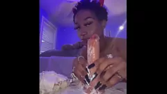 Jouer Surprise d'anniversaire! - La blonde chaude est remplie de crème et de jouets