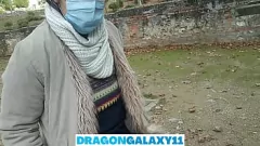Jouer Feldjob extérieur dans le parc: Hot Brunette donne un POV intense BJ