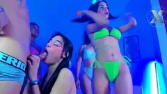 Odtwórz Latina Orgy: Amatorscy sąsiedzi szaleją na kutasa i duże cycki