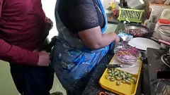 Afspelen Indian Maid Swathi kan het niet weerstaan ​​als ze hem in de keuken ziet trekken.