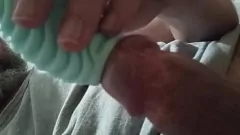 Jouer Babe arrapata non può resistere al nuovo giocattolo: sessione di masturbazione intensa con sborra