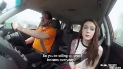 Redare Studentul de conducere roșcată primește păsărică publică turnată în aer liber