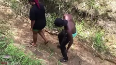 Afspelen Ebony University Student heeft hard geneukt in het Bush -spoor van Afrika, die van de ruwe behandeling houdt