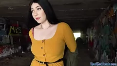 Oynat Halka açık pov bebeğim iner aşağı ve seks nakit için açık havada kirli