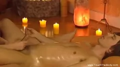 Jouer Sperimenta l'arte del massaggio erotico: una coppia asiatica esplora i massaggi intimi con l'olio e le torsioni del cazzo per la massima eccitazione