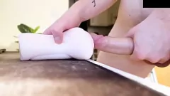 Afspelen De enorme lul van knappe Ben scheurt zijn zakkutje in een wild seksavontuur