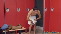 Redare O latina bustită este lovită de un tip scund în vestiar pentru o ejaculare explozivă