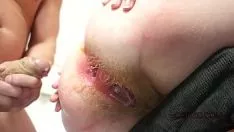 تشغيل تستعمل لورا slattern المستهلكة حتى تحصل على قطتها ذات الشعر الأملس وتقطيعها من الأحمق.
