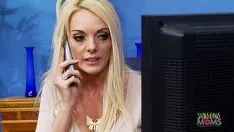 Afspelen Blonde hottie ondergaat een buste van proces om geneukt te worden