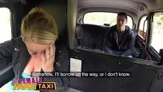 Jouer Une personne de sexe féminin dénature un taxi, une blonde chaude suce et baise un sashay tchécoslovaque dans un taxi