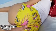 تشغيل إيقاظ أختي غير الشقيقة ليمارس الجنس معها في سريرها