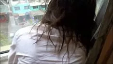 Abspielen 人妻少妇被我按在窗台上操，后入她的小骚逼！嘴里叫着老公还想要！