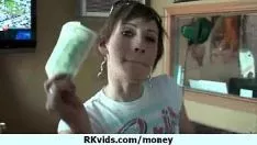 Reproducir No acepto dinero para pagar el alquiler, así que disfruta follarme 29