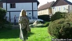 Jouer grand-mère nœud séduit son beau-fils sashay extérieur