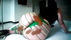 Afspelen Omg, die kont is echt dik, midden in rondingen, roodgloeiend, heerlijk en klaar voor een oceanische afgrond die ernstig tikt
