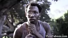 تشغيل طفل مراهق يحصل على الخردة من النتوء من فاني