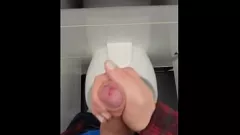 Jouer Big Dick Johnholmesjunior décharge du sperme au ralenti dans les toilettes publiques