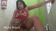 Odtwórz Bezwłosa cipka Luha Andrade'a zostaje zerżnięta przez Myke'a Brazil, na oczach Claudii