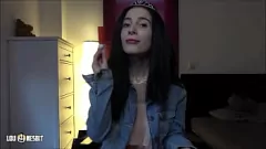 Reproducir Femdom alemana: Sissy Lou Nesbit y Lia Louise en conversación sucia y vinculación