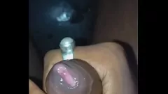 Reproducir Chico indio cachondo solo se masturba con el prepucio - ¡Corrida intensa!
