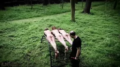 Reproducir Putas adolescentes castigadas y humilladas en una sesión extrema de BDSM