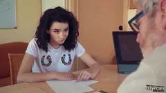 Reproducir La joven Mia Navarro monta la gran polla, la garganta profunda y la paja de un viejo