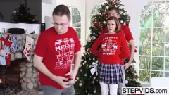 Abspielen Stiefgeschwistersünde: Riley Mae wird dieses Weihnachten unartig mit dem dicken Schwanz ihres Stiefbruders