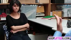 Abspielen Penelope Reed wird beim Diebstahl bestraft: Hardcore-Ficken mit einem Beamten mit großem Schwanz