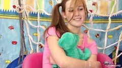 تشغيل غبي في سن المراهقة الشقراء يبتلع نائب الرئيس بعد Deepthroat مكثفة على صب وهمية